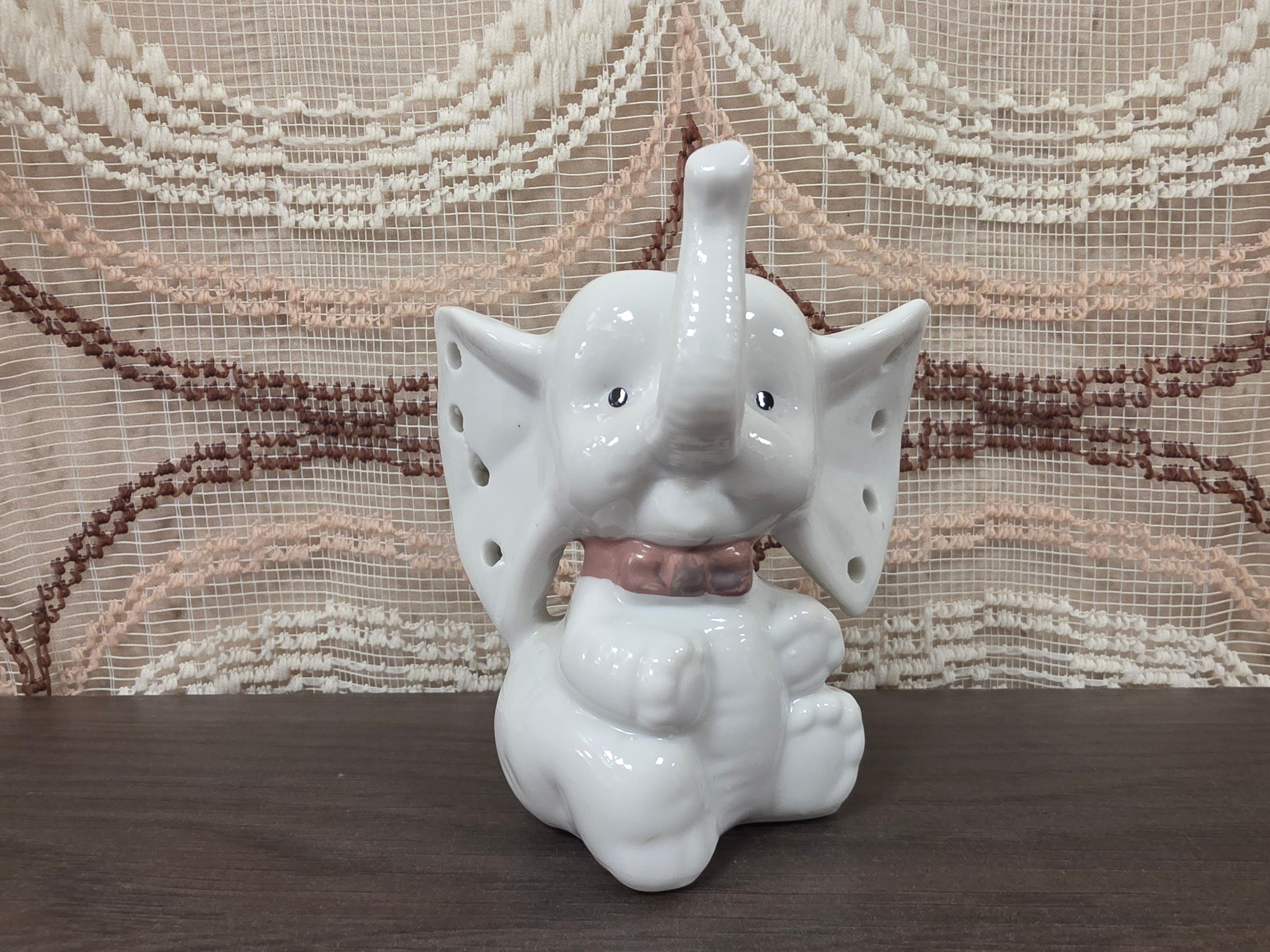Witte vintage olifant sieradenhouder met gaatjes in de oren voor oorbellen