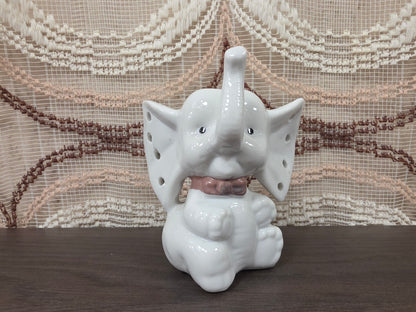 Witte vintage olifant sieradenhouder met gaatjes in de oren voor oorbellen