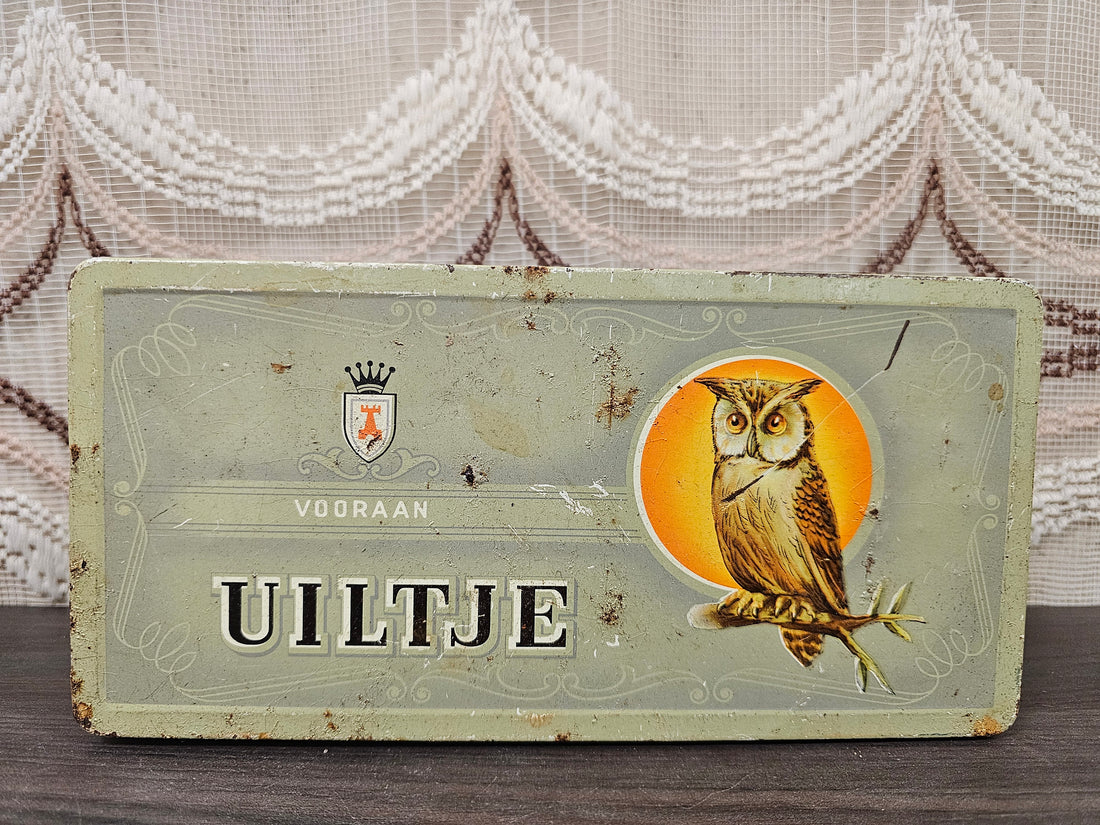 Oud sigarenblik Uiltje Vooraan met illustratie van een uil op oranje achtergrond