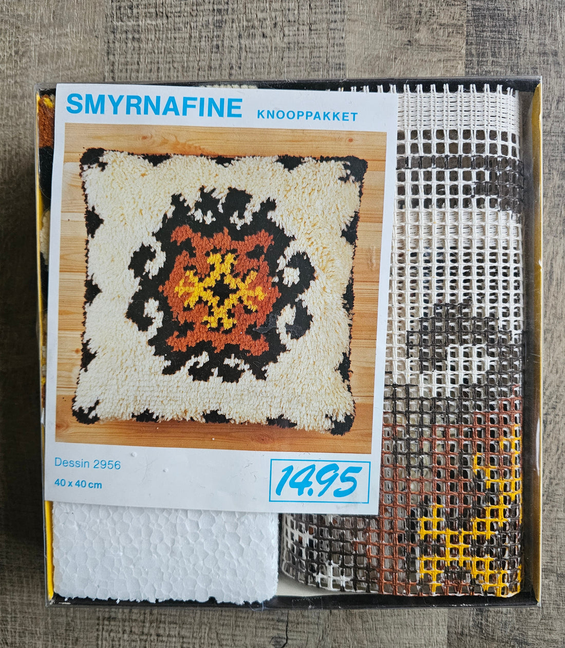 Smyrna knoopkussen met bloemmotief en wol