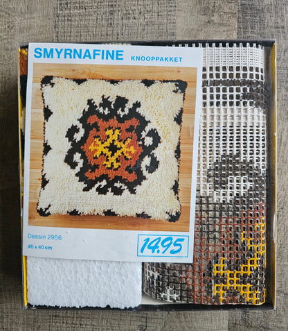 Smyrna knoopkussen met bloemmotief en wol