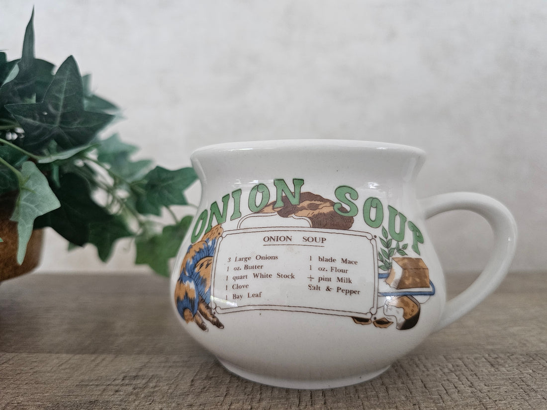 Vintage witte soepkom van keramiek met Engels recept voor onion soup als opdruk.
