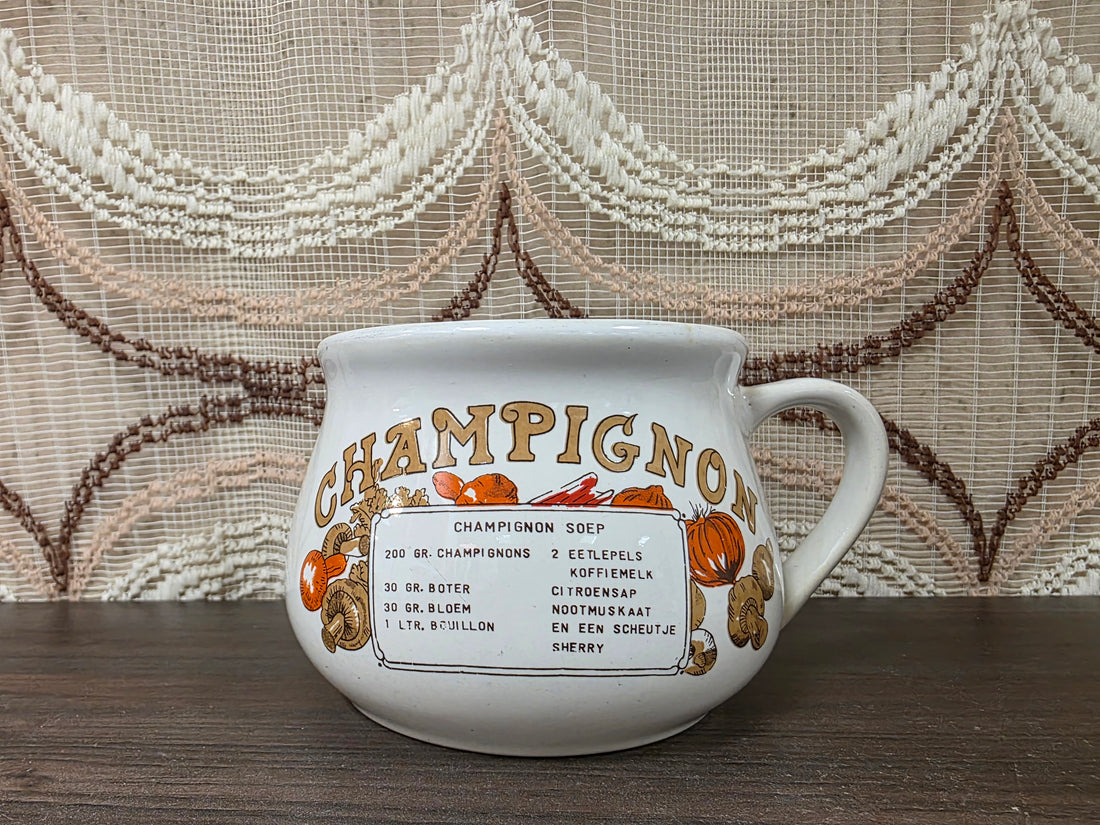 Witte keramische recept soepkom met recept voor champignonsoep en illustraties van champignons.
