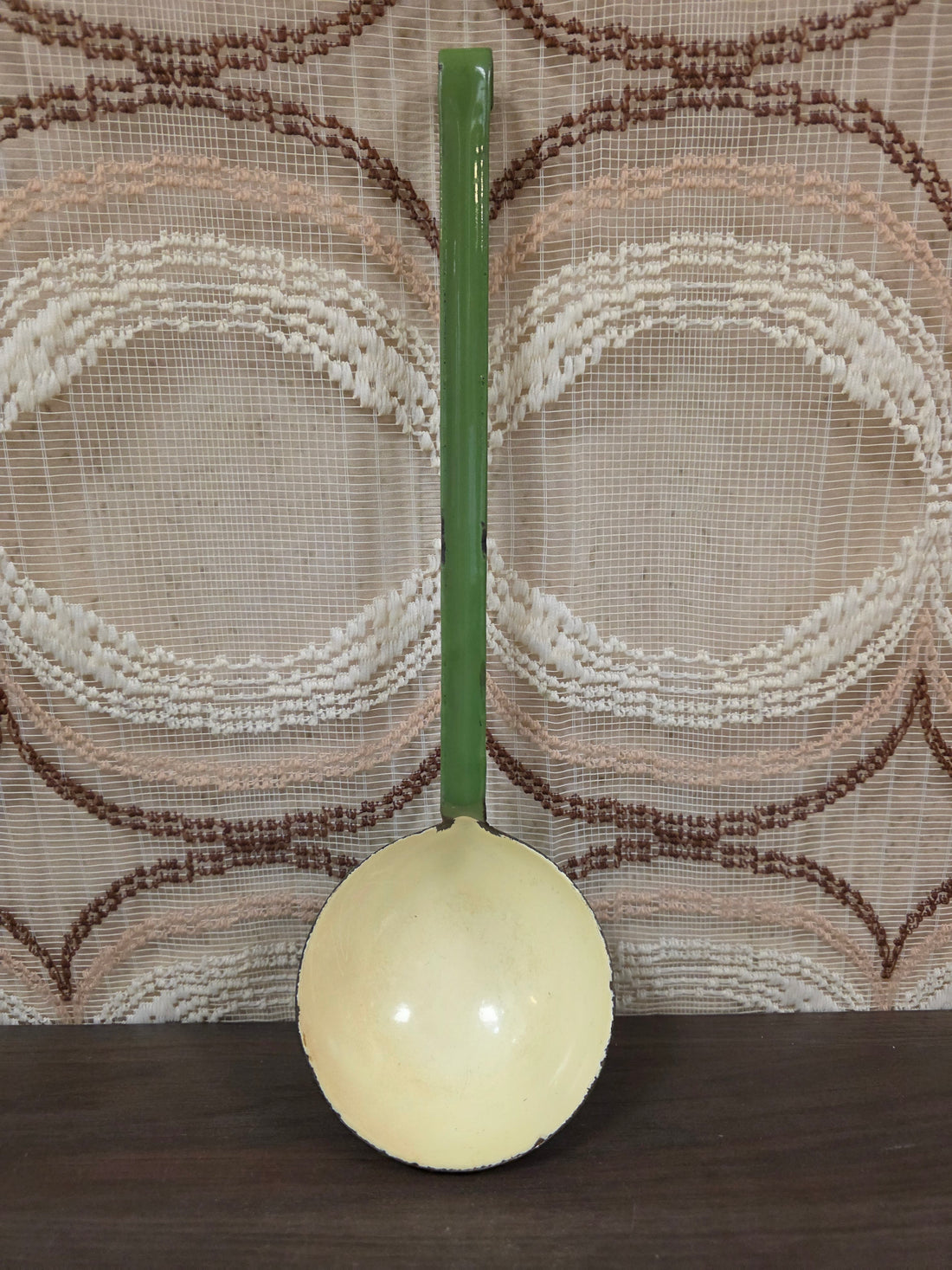 Vintage emaille soeplepel resedagroen met crèmekleurige binnenzijde, lengte 33 cm