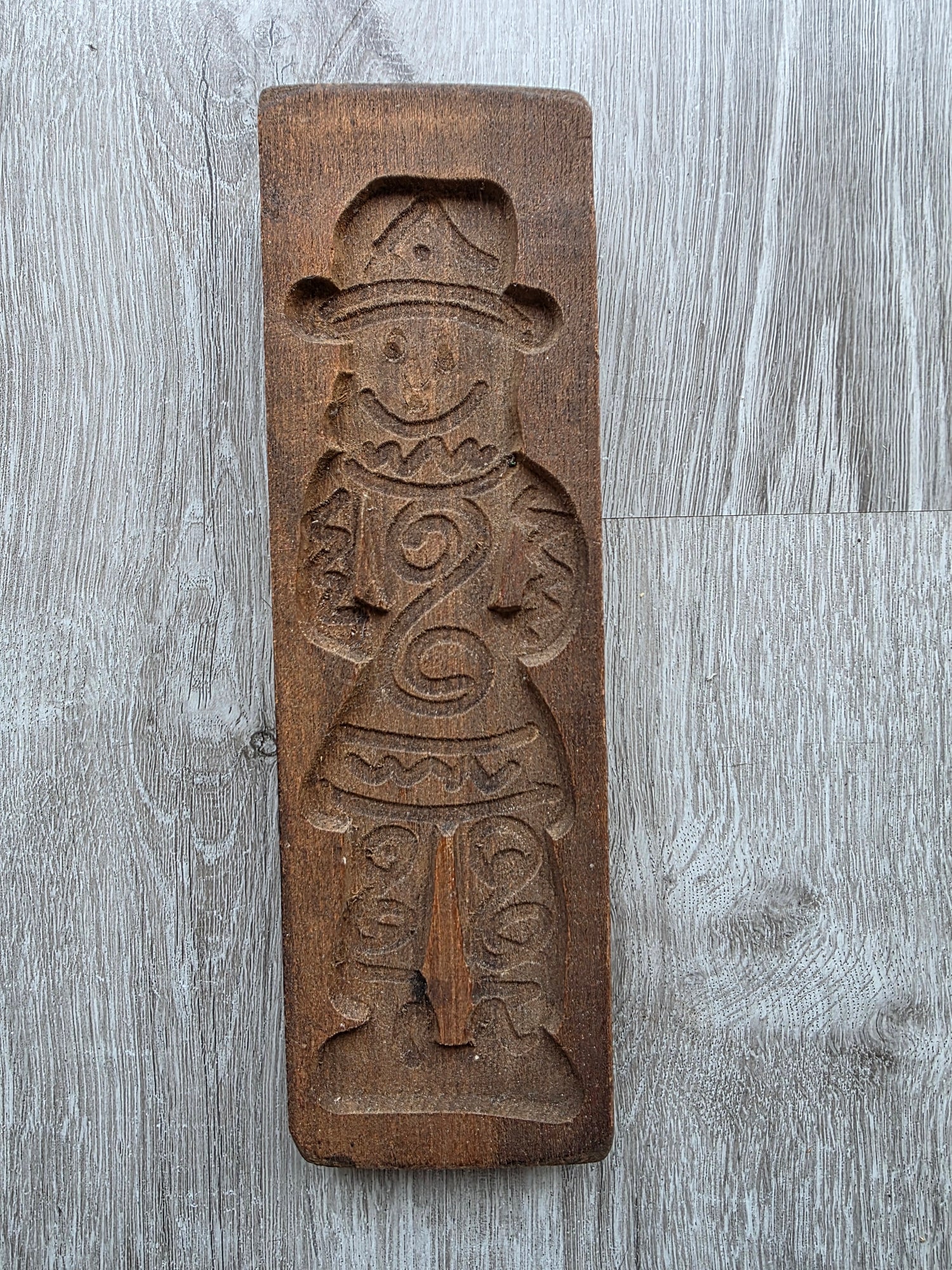 Vintage houten speculaasplank met uitgesneden mannenfiguur en hoed