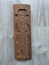 Vintage houten speculaasplank met uitgesneden mannenfiguur en hoed