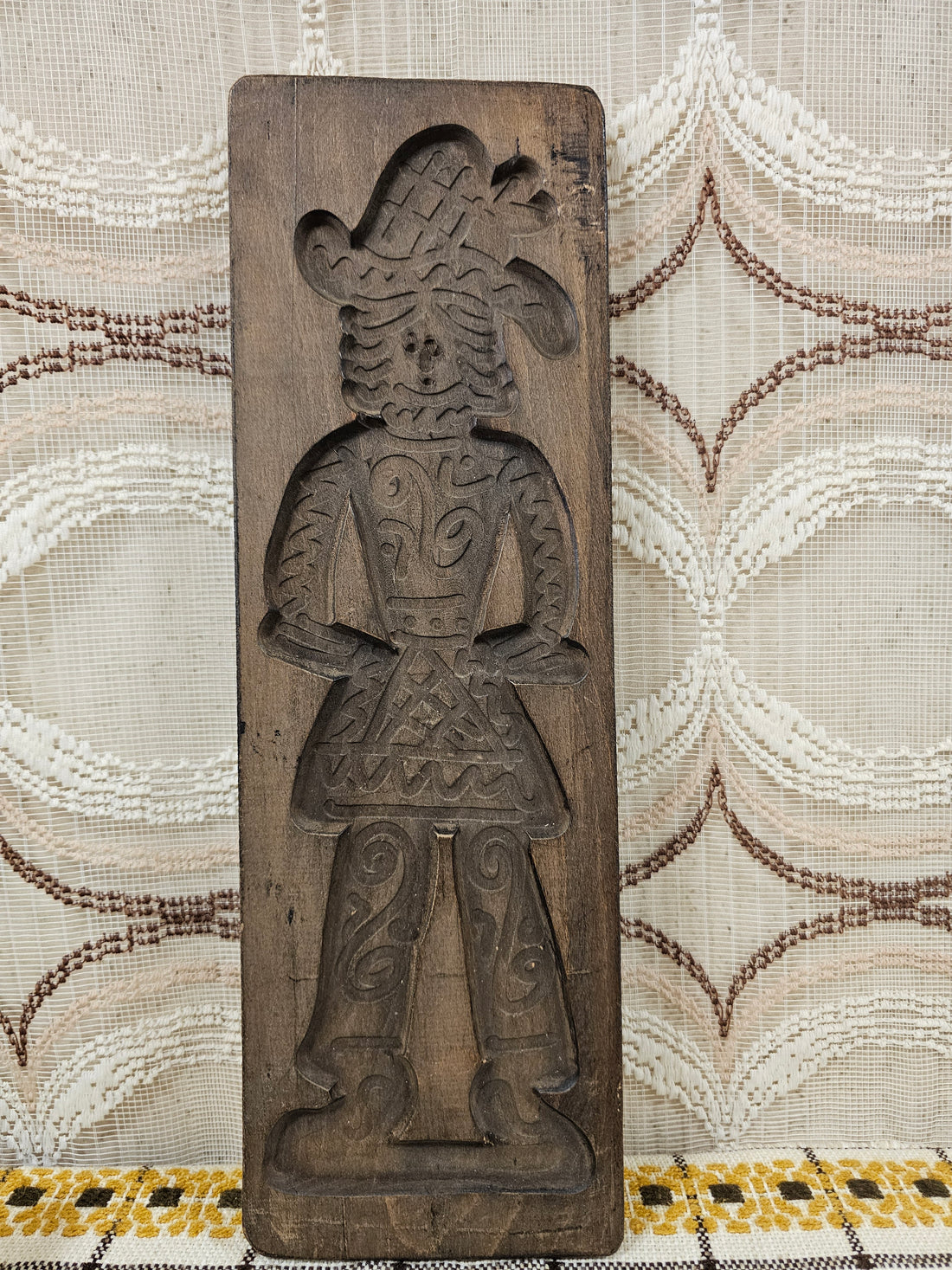 Vintage houten speculaasplank met figuur in hoed – 45,5 x 14,5 cm