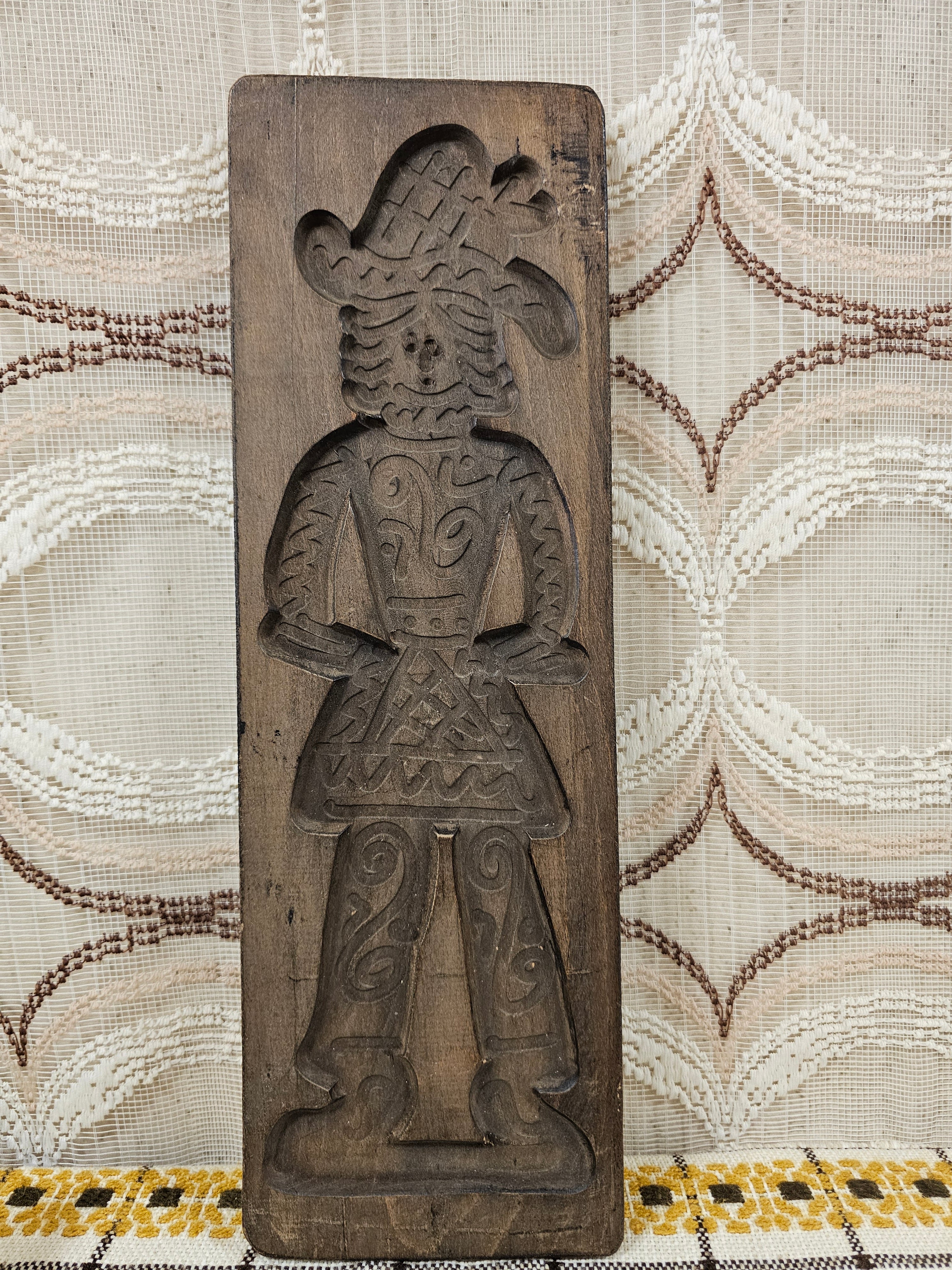 Vintage houten speculaasplank met figuur in hoed – 45,5 x 14,5 cm