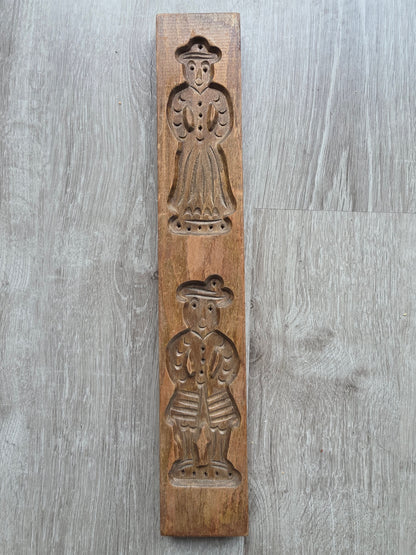 Vintage houten speculaasplank van 40 cm met uitgesneden man en vrouw