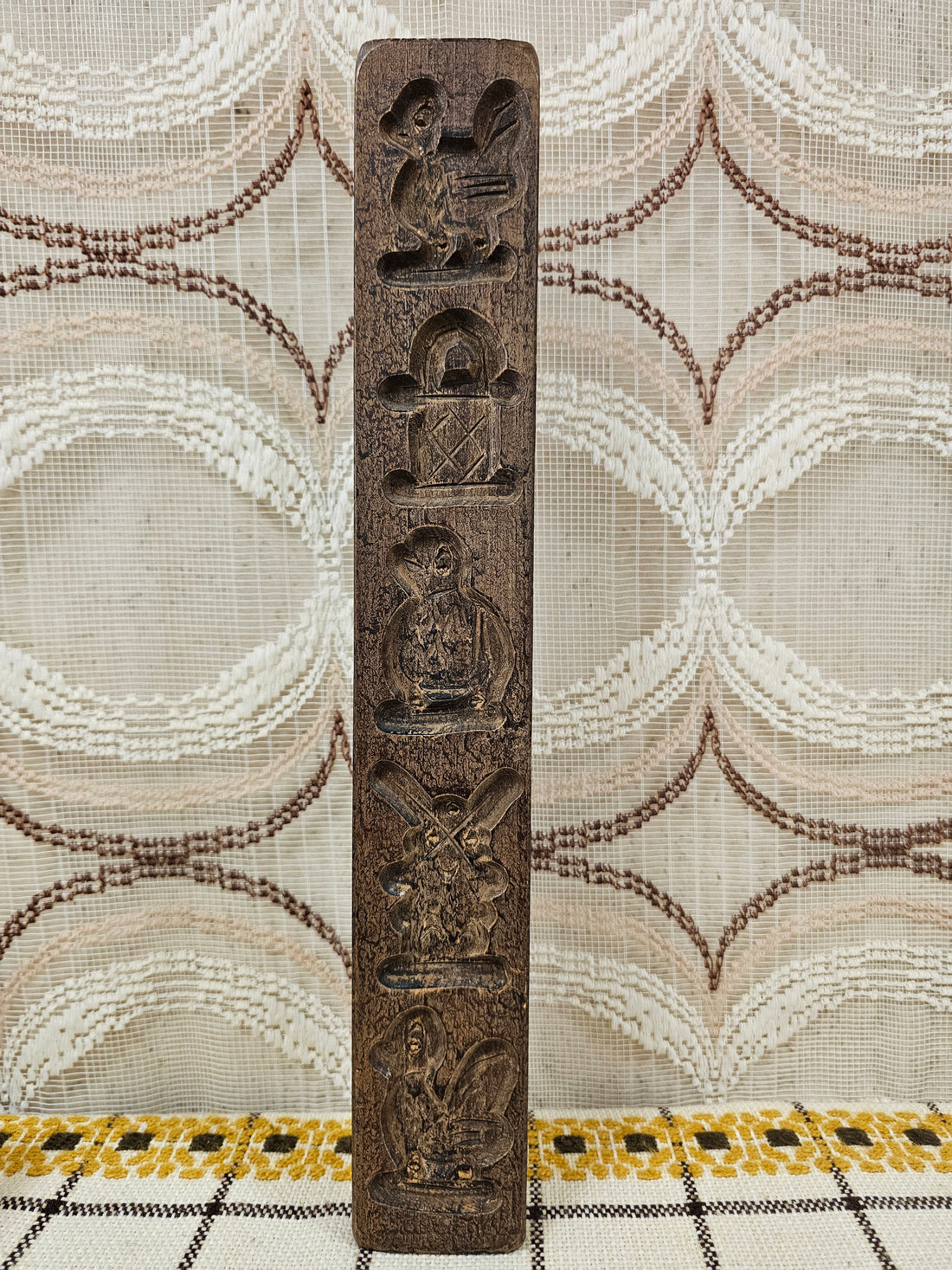 Lange houten speculaasplank met 5 uitgesneden figuren – 40 cm vintage