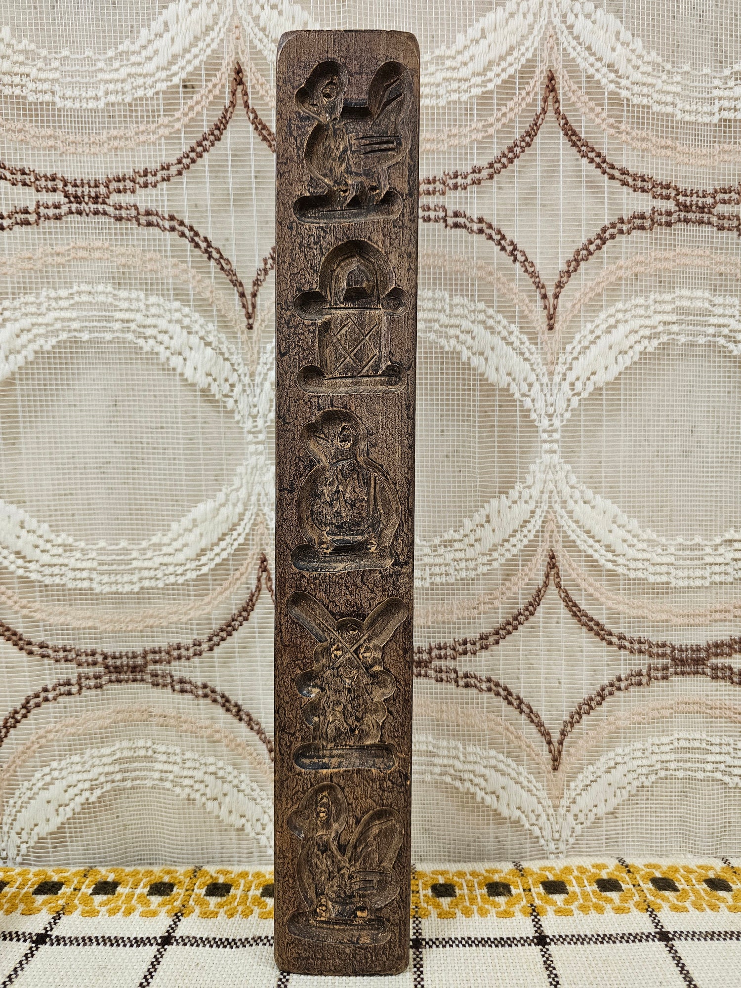 Lange houten speculaasplank met 5 uitgesneden figuren – 40 cm vintage