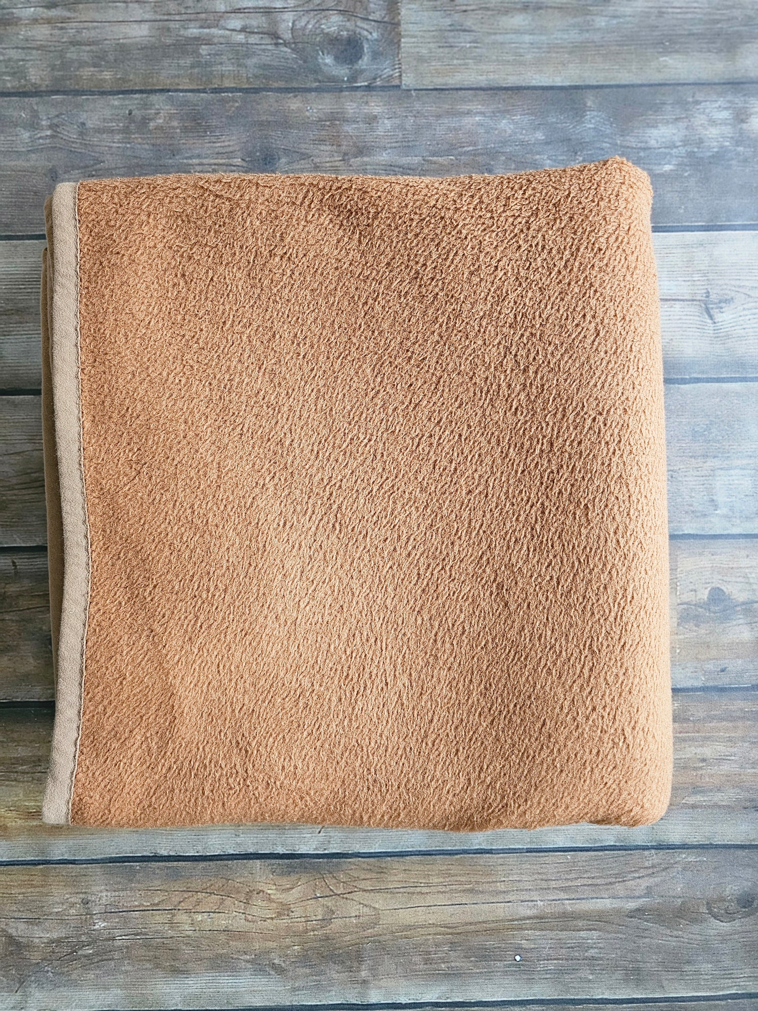 Vintage Dralon deken van Tetem, beige en bruine kleur afmeting van 230 x 217 cm 