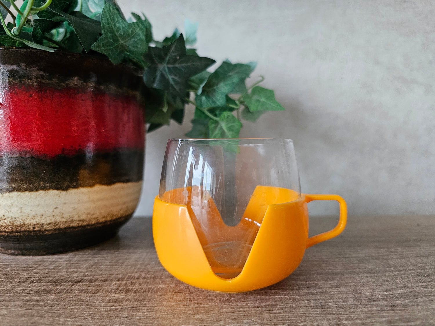 Vintage thee glas in oranje houder