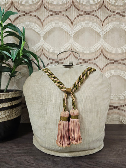 Vintage theebeurs jaren 60 van naturel stof met metalen knip en decoratieve kwasten in oudroze en olijfgroen