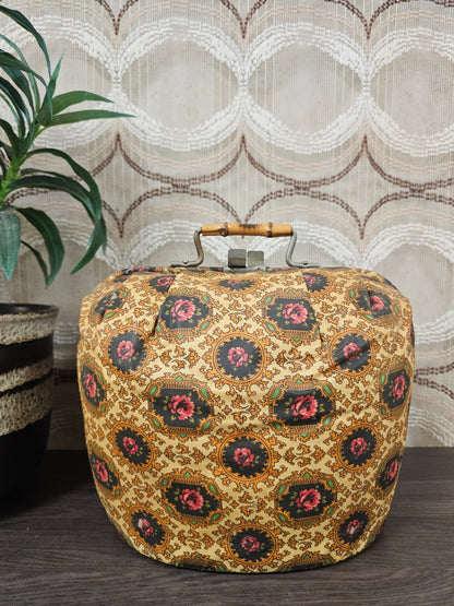 Vintage theebeurs met klassieke rozenprint in medaillonstijl bamboe handvat en metalen knip goud-beige tinten