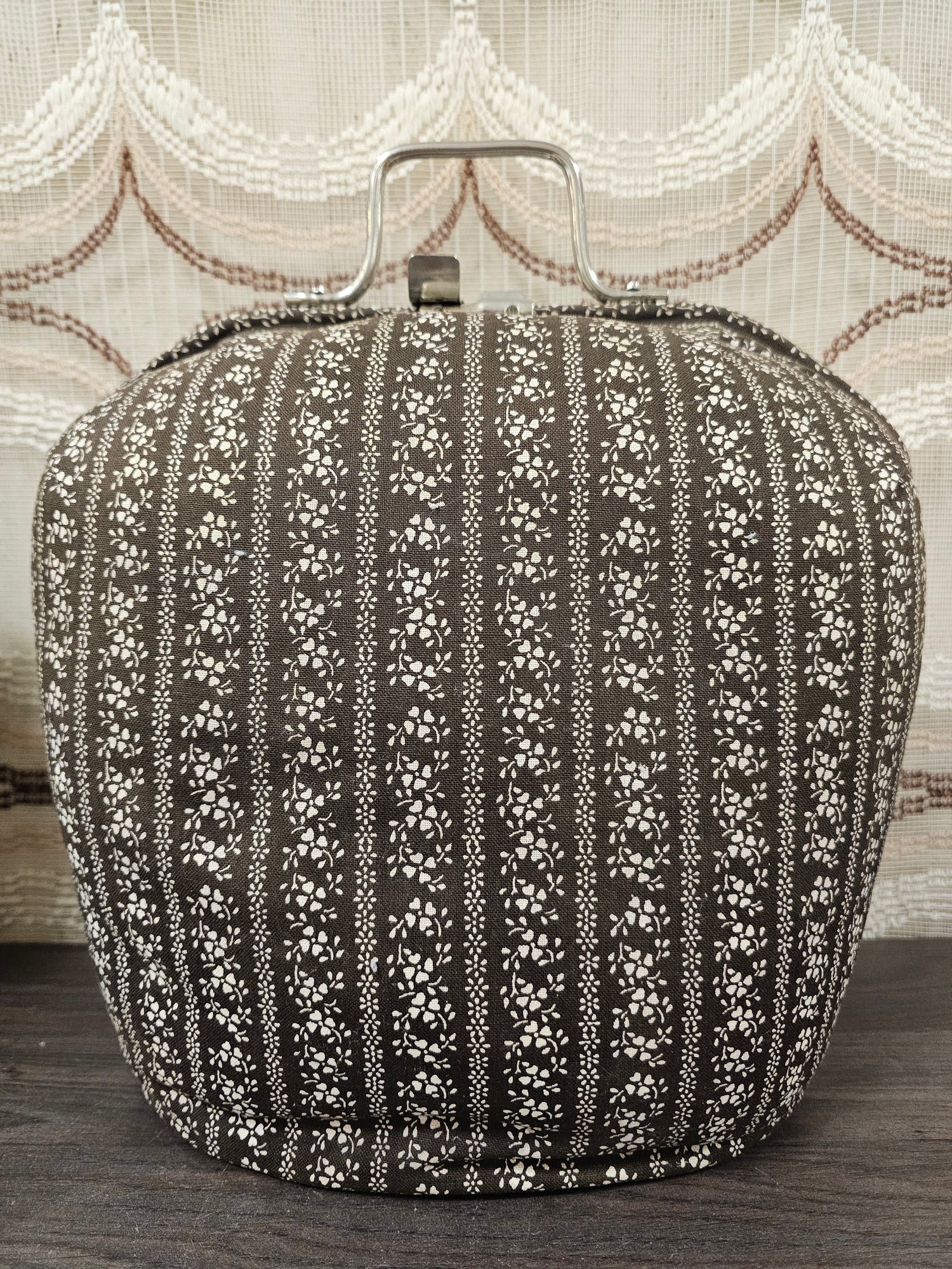Vintage theebeurs met metalen knip en bloemenpatroon