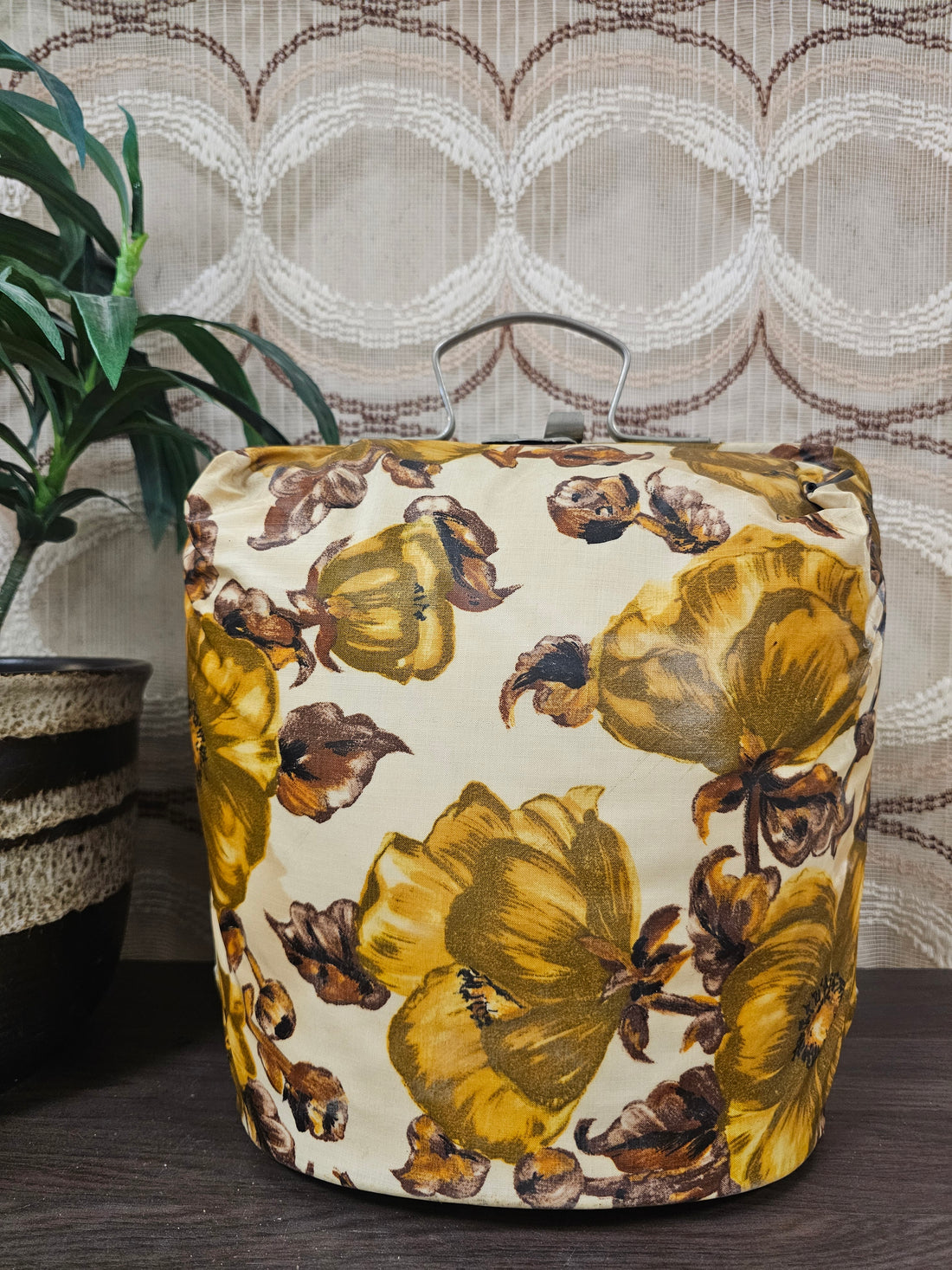 Vintage theebeurs uit de jaren 70 met grote bloemen in goudbruin op crèmekleurige stof  metalen knip en gewatteerde voering