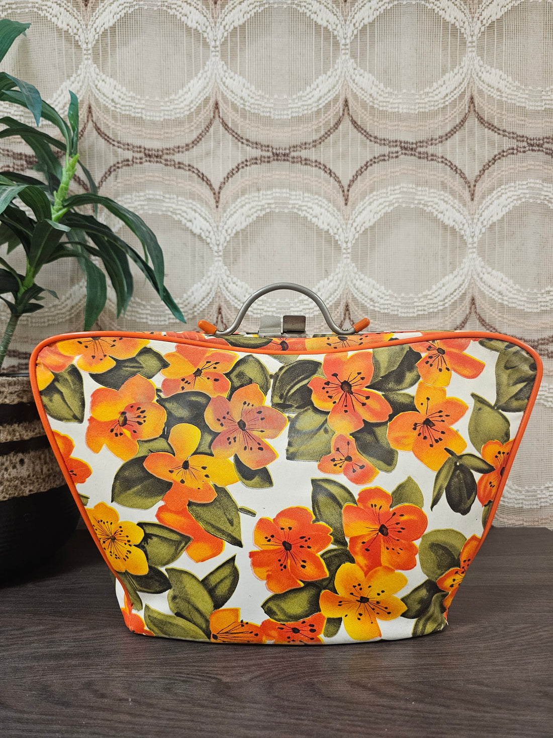 Vintage theebeurs met knip oranje bloemenpatroon  jaren 70 gevoerde binnenkant