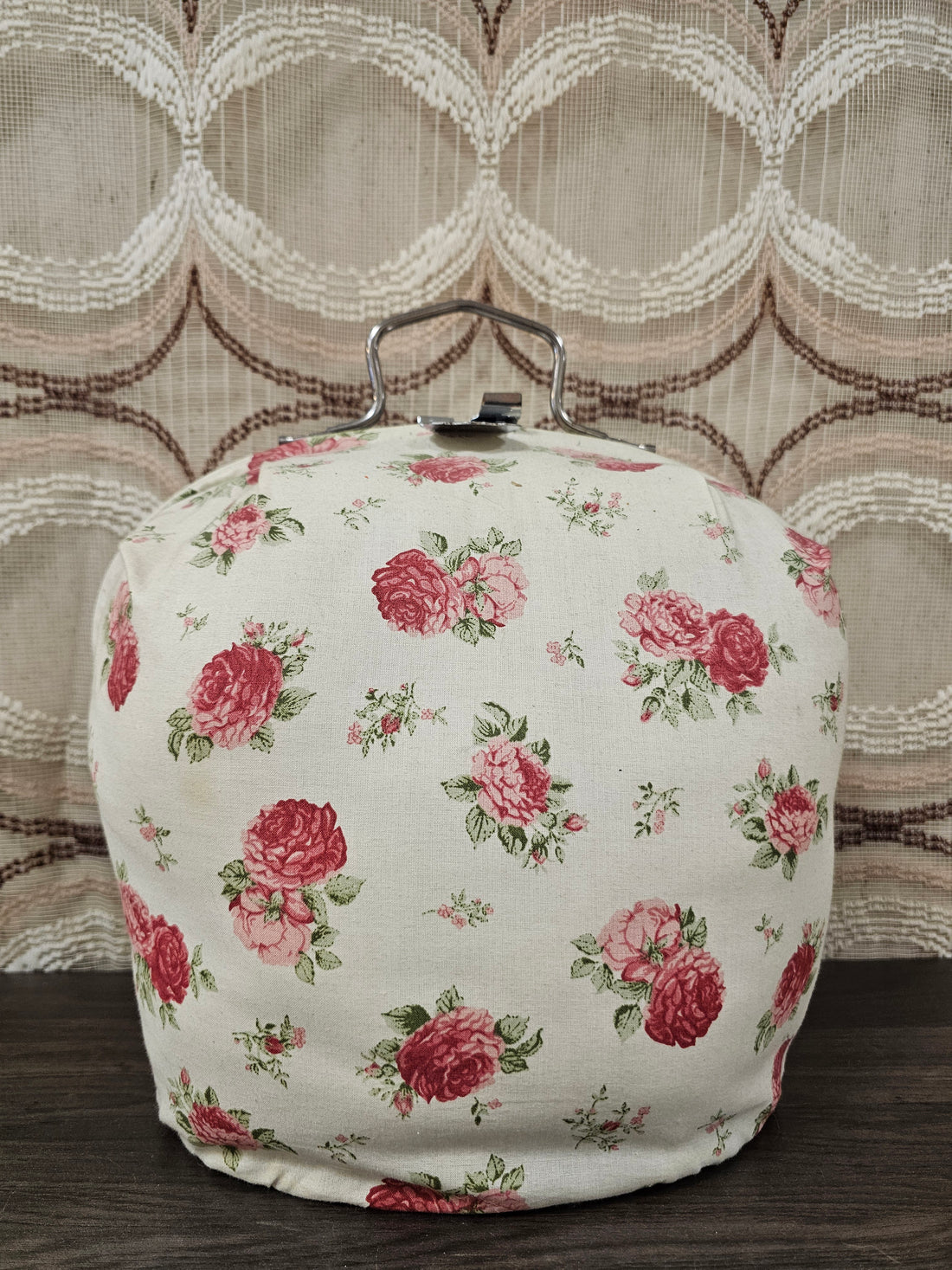 Vintage theebeurs met knip en bloemenpatroon in lichte tinten
