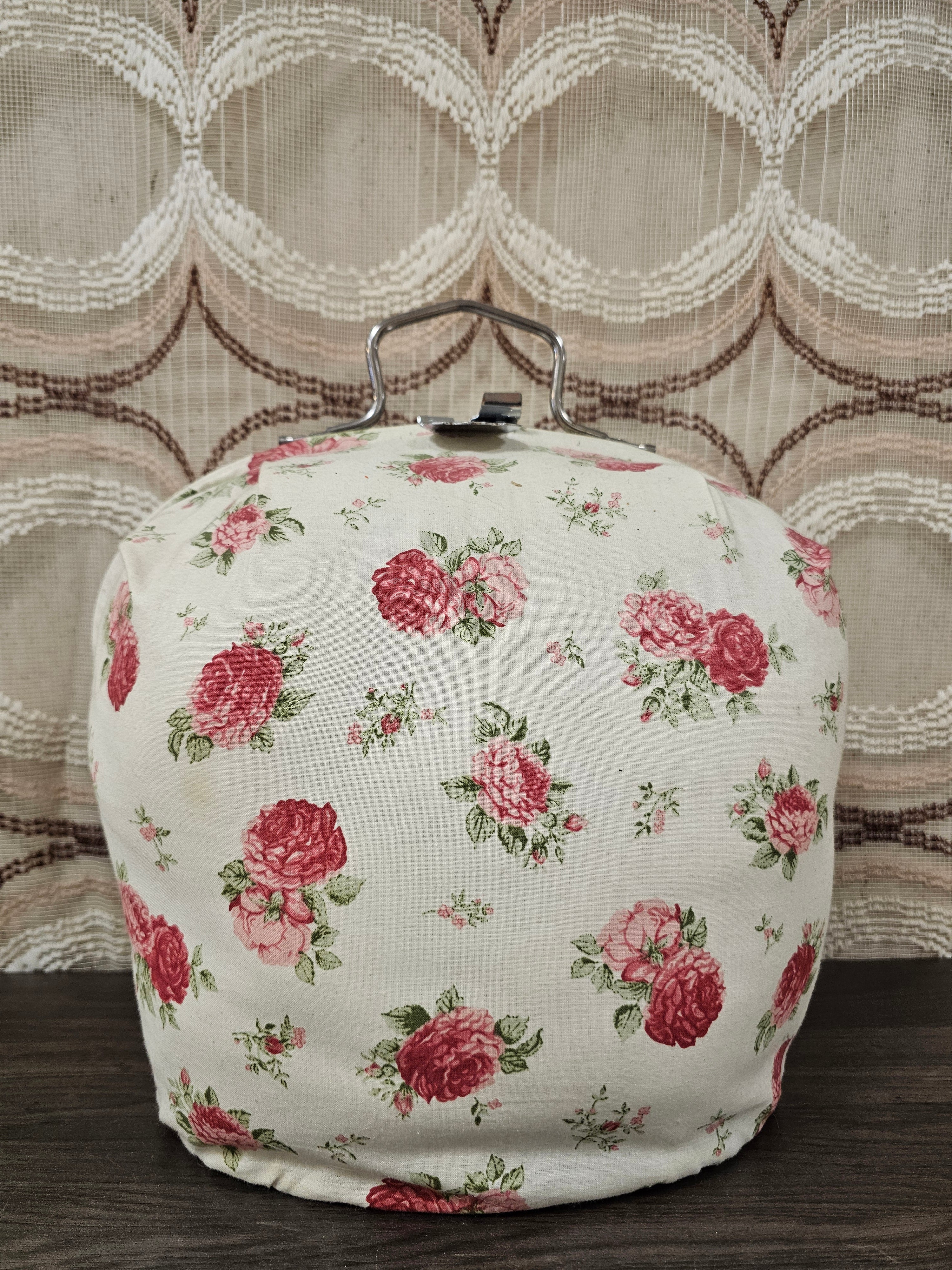 Vintage theebeurs met knip en bloemenpatroon in lichte tinten