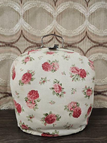 Vintage theebeurs met knip en bloemenpatroon in lichte tinten