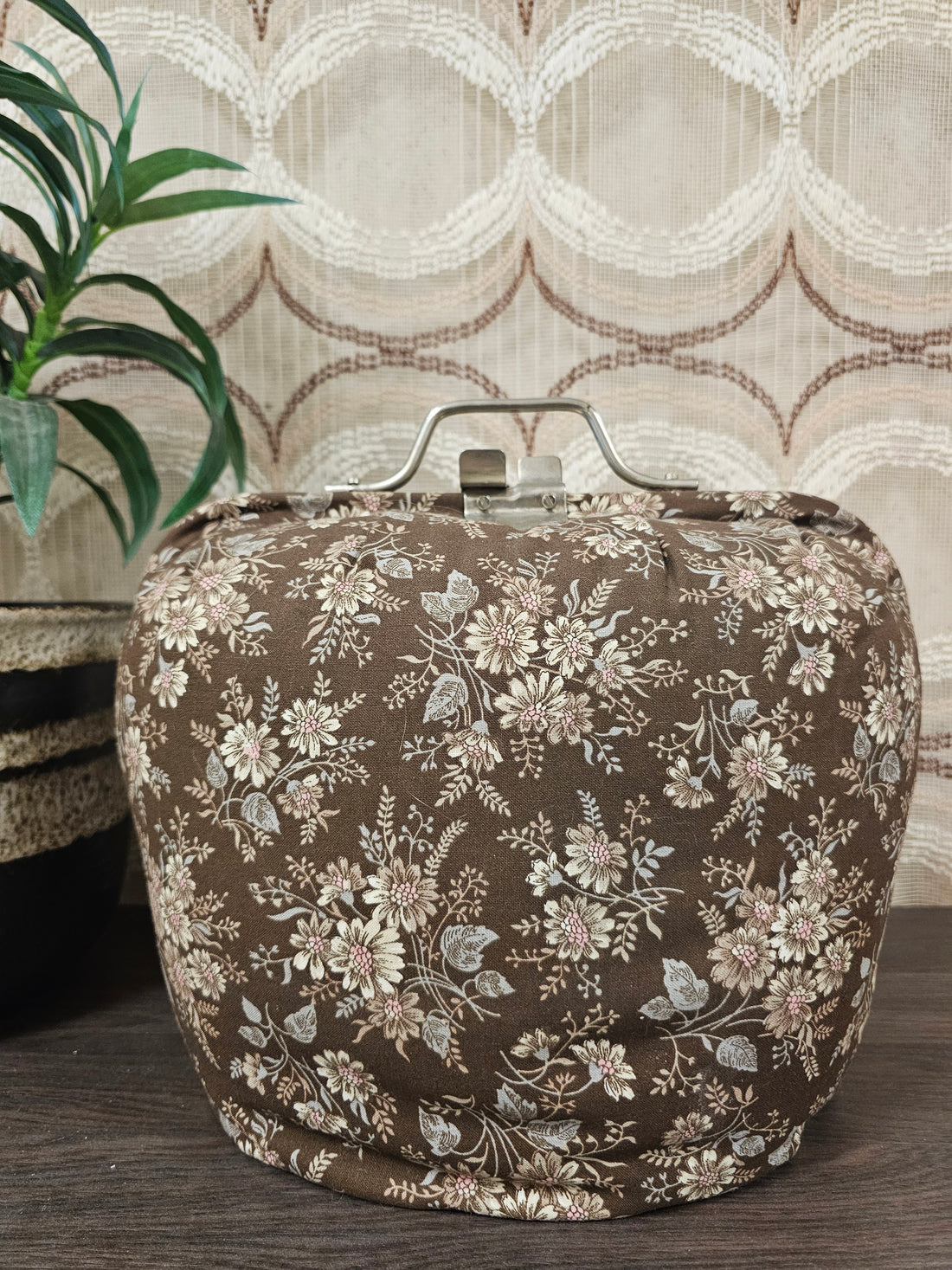 Vintage theebeurs in bruin met fijne bloemenprint in crème metalen knip gewatteerd en stevig