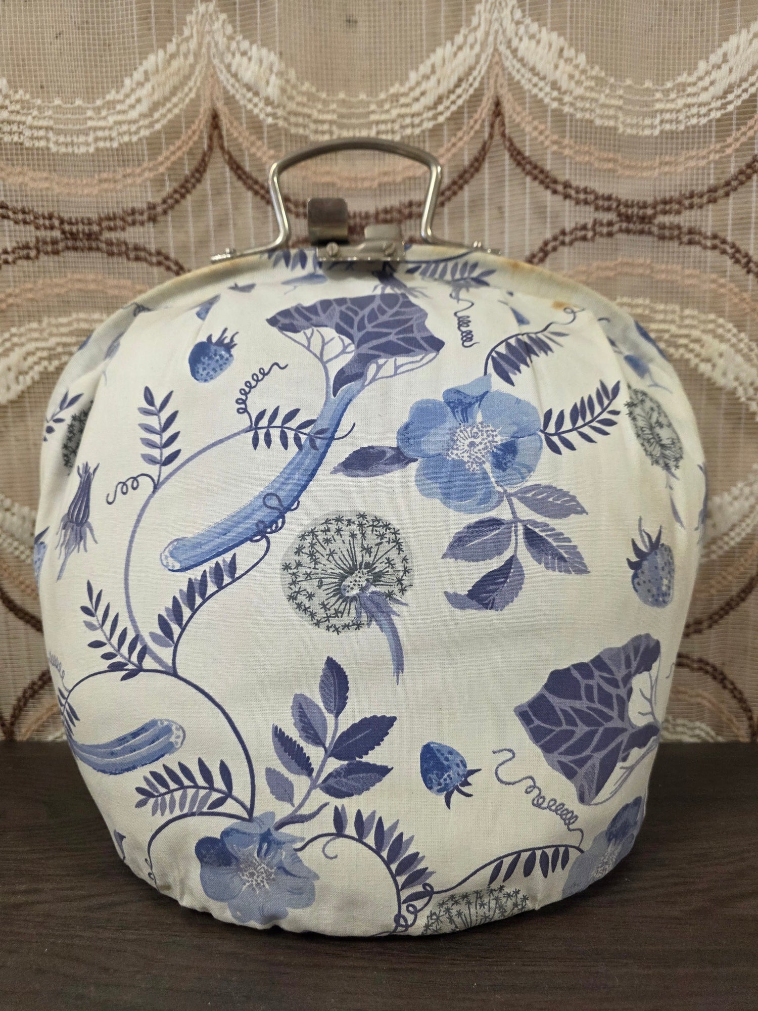 Vintage blauw witte theebeurs met knip en dessin van bloemen bladeren en vogels