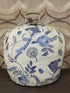 Vintage blauw witte theebeurs met knip en dessin van bloemen bladeren en vogels
