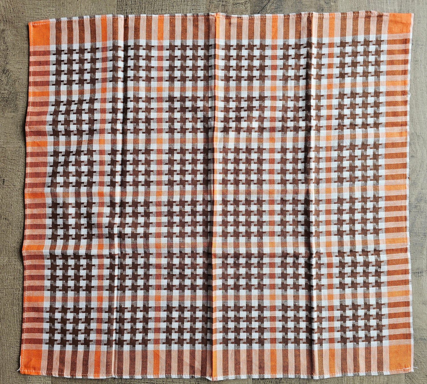 Vintage theedoek uit de jaren ’70 met oranje en bruine ruiten, gemaakt van 100% katoen, sfeervol keukentextiel.