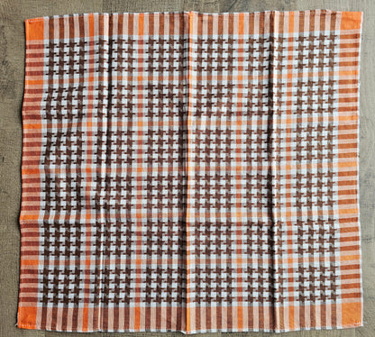 Vintage theedoek uit de jaren ’70 met oranje en bruine ruiten, gemaakt van 100% katoen, sfeervol keukentextiel.