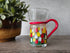 Theeglas jaren 80 met rood handvat  en tulpen in rood, geel en wit.