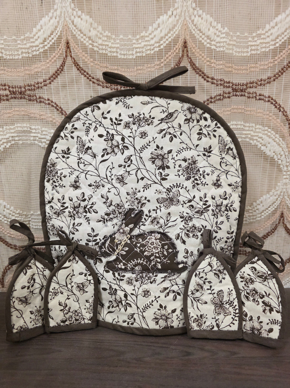 Theemuts met vier eierwarmers in bruin witte bloemenprint met konijnmotief