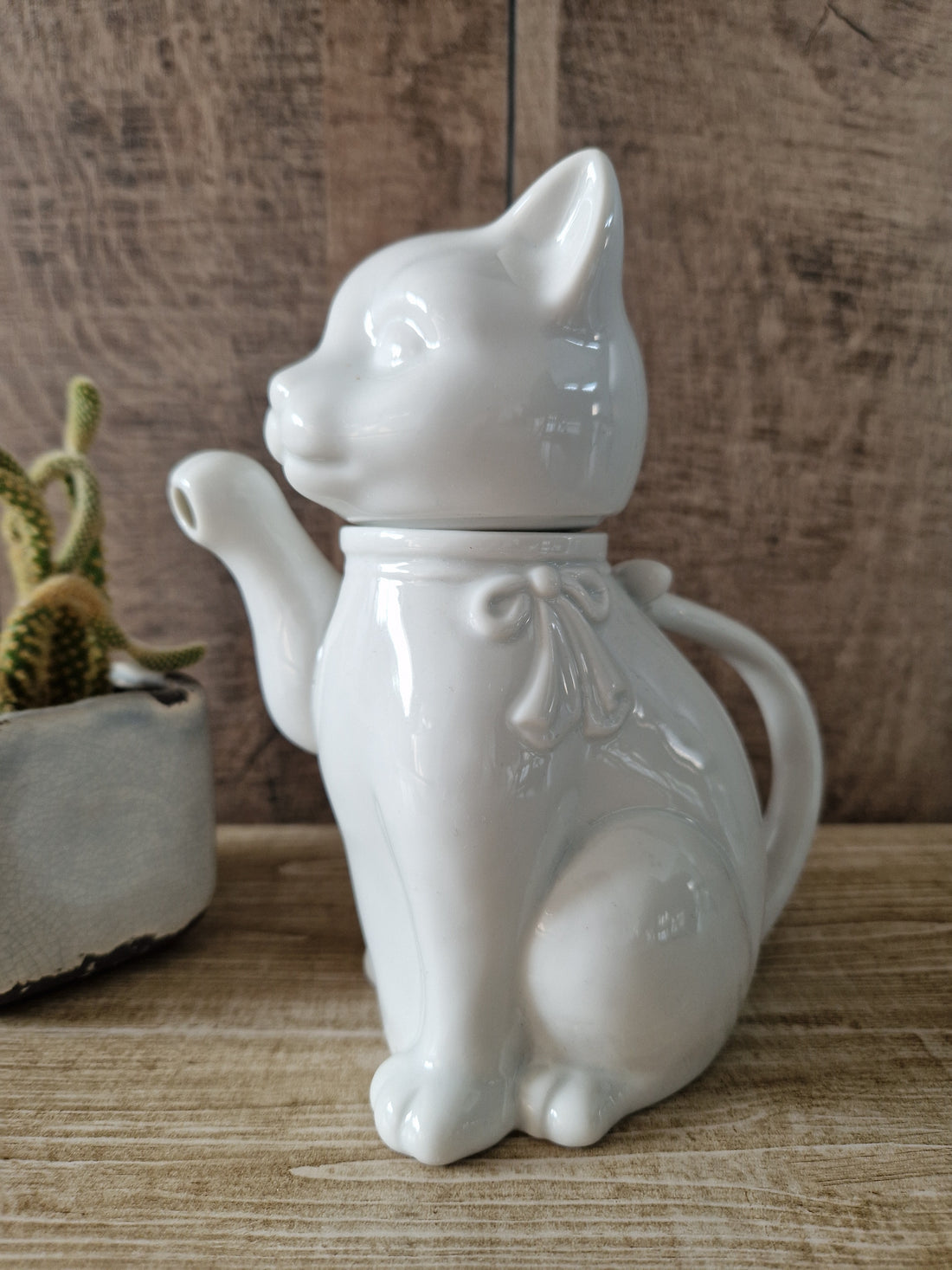 Vintage witte theepot en koffiepot in de vorm van een kat 