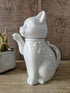Vintage witte theepot en koffiepot in de vorm van een kat 