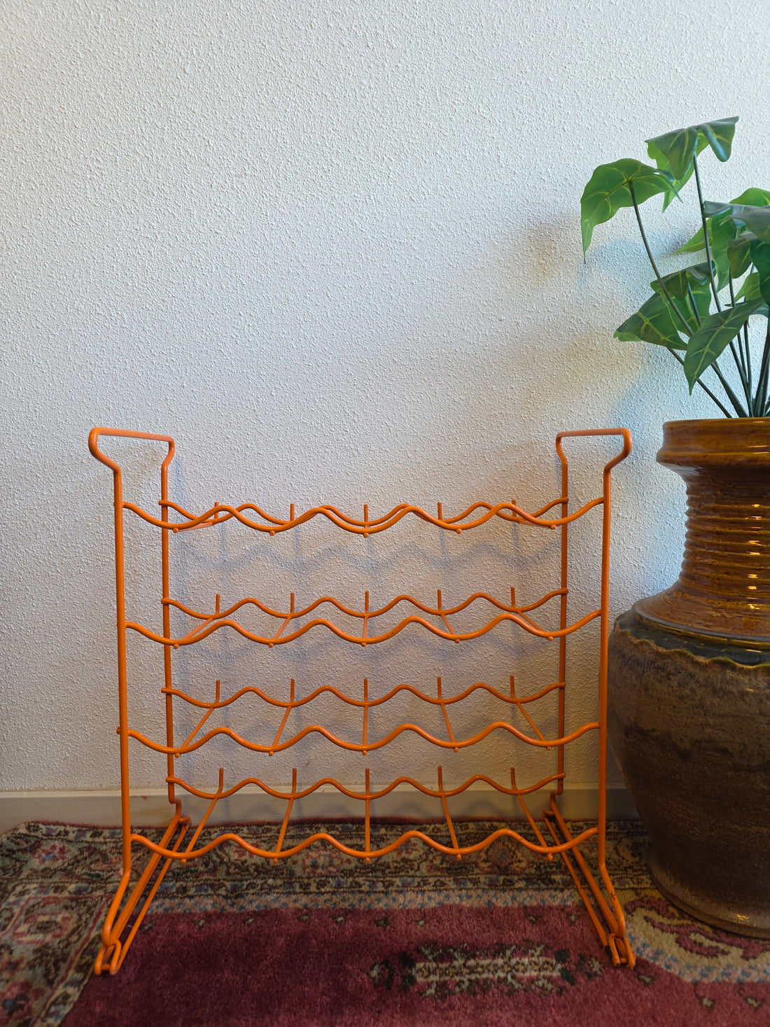 Vintage Tomado flessenrek in oranje met ruimte voor 20 flessen, metalen wijnrek uit de jaren 70.