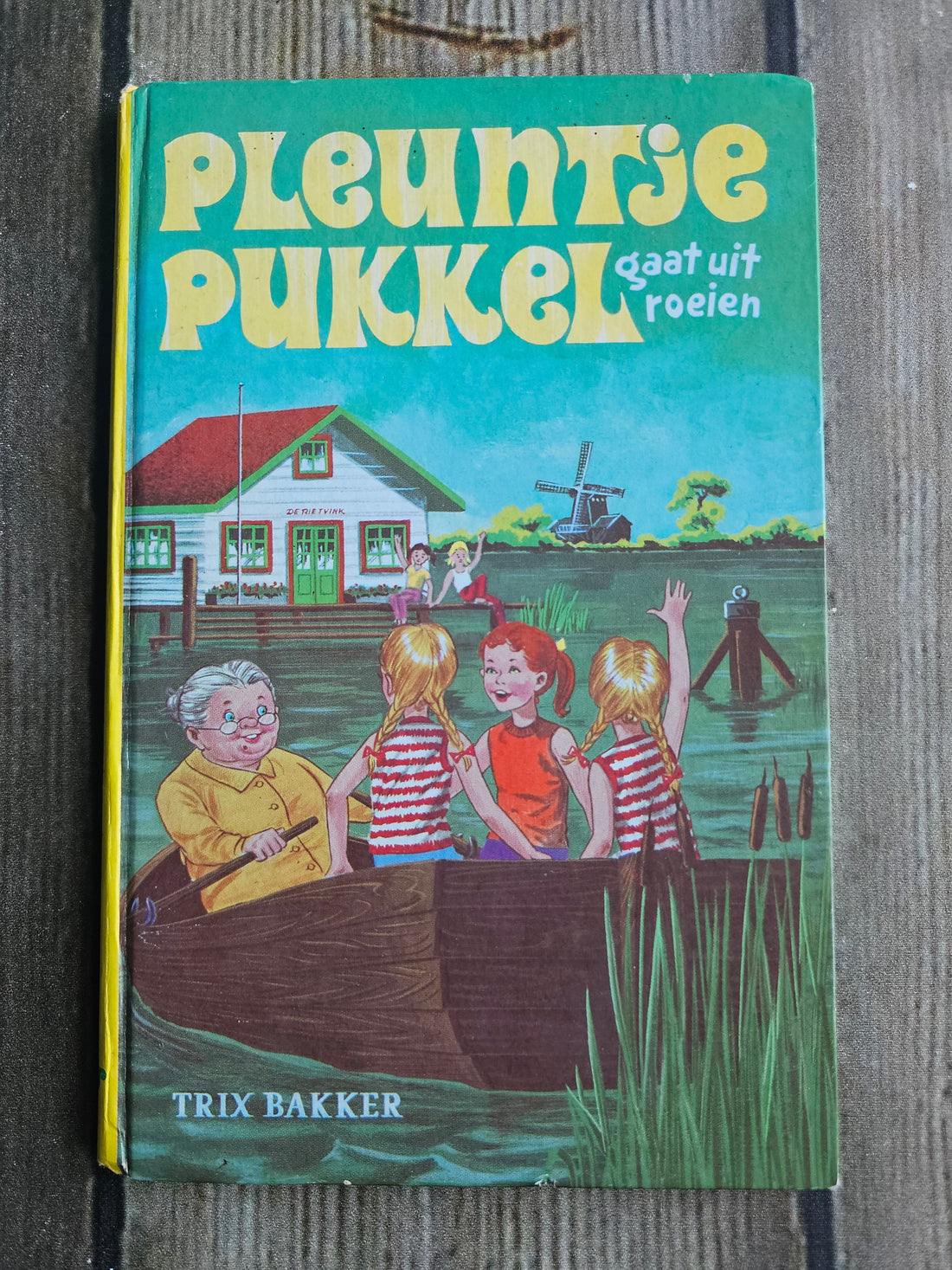 Vintage boek Trix Bakker Pleuntje Pukkel gaat uit roeien