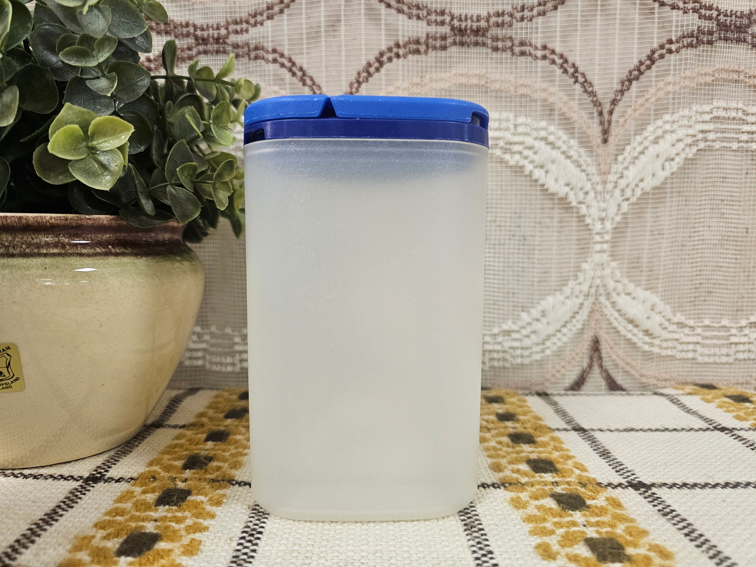 Tupperware driehoekige strooier met drie openingen en klepdeksel