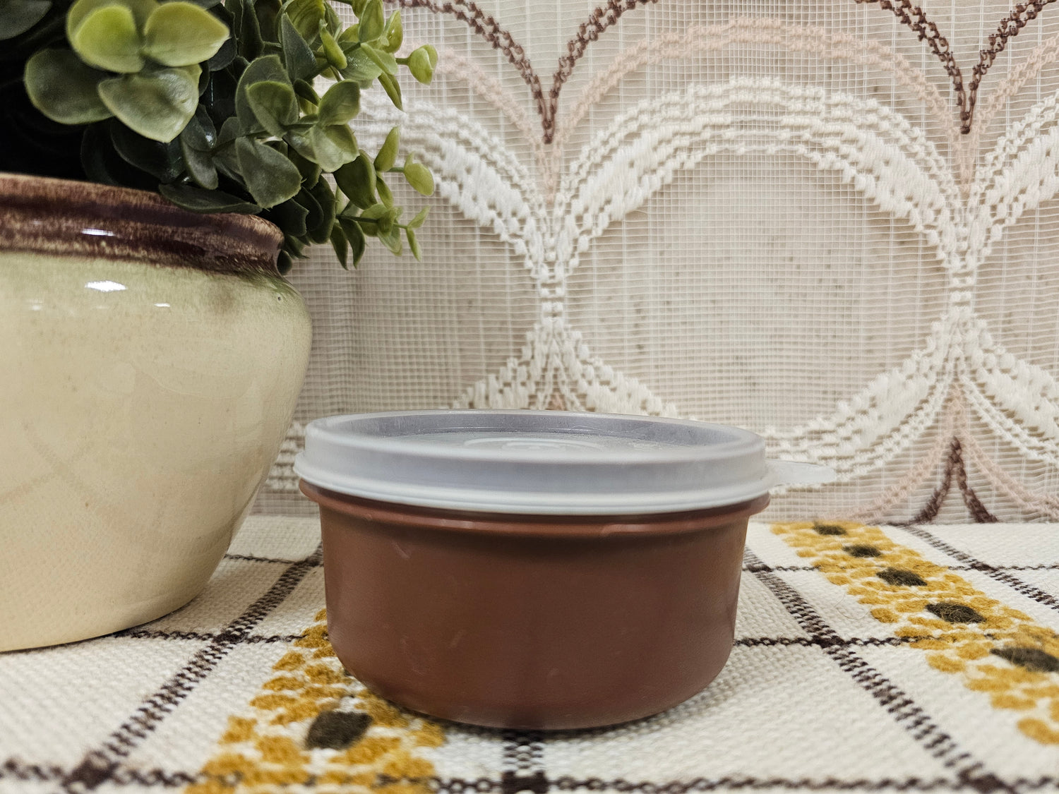 Rond vintage Tupperware bakje met bruine deksel, diameter 9,5 cm, hoogte 5 cm.