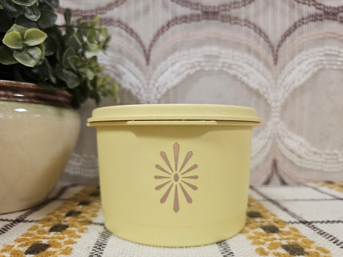 Vintage Tupperware trommel geel met sterdeksel uit de jaren 70, afmeting 8 x 12 cm