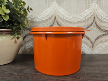 Tupperware bewaarbakje met roestbruine kleur en deksel – 10,5 bij 13,5 cm