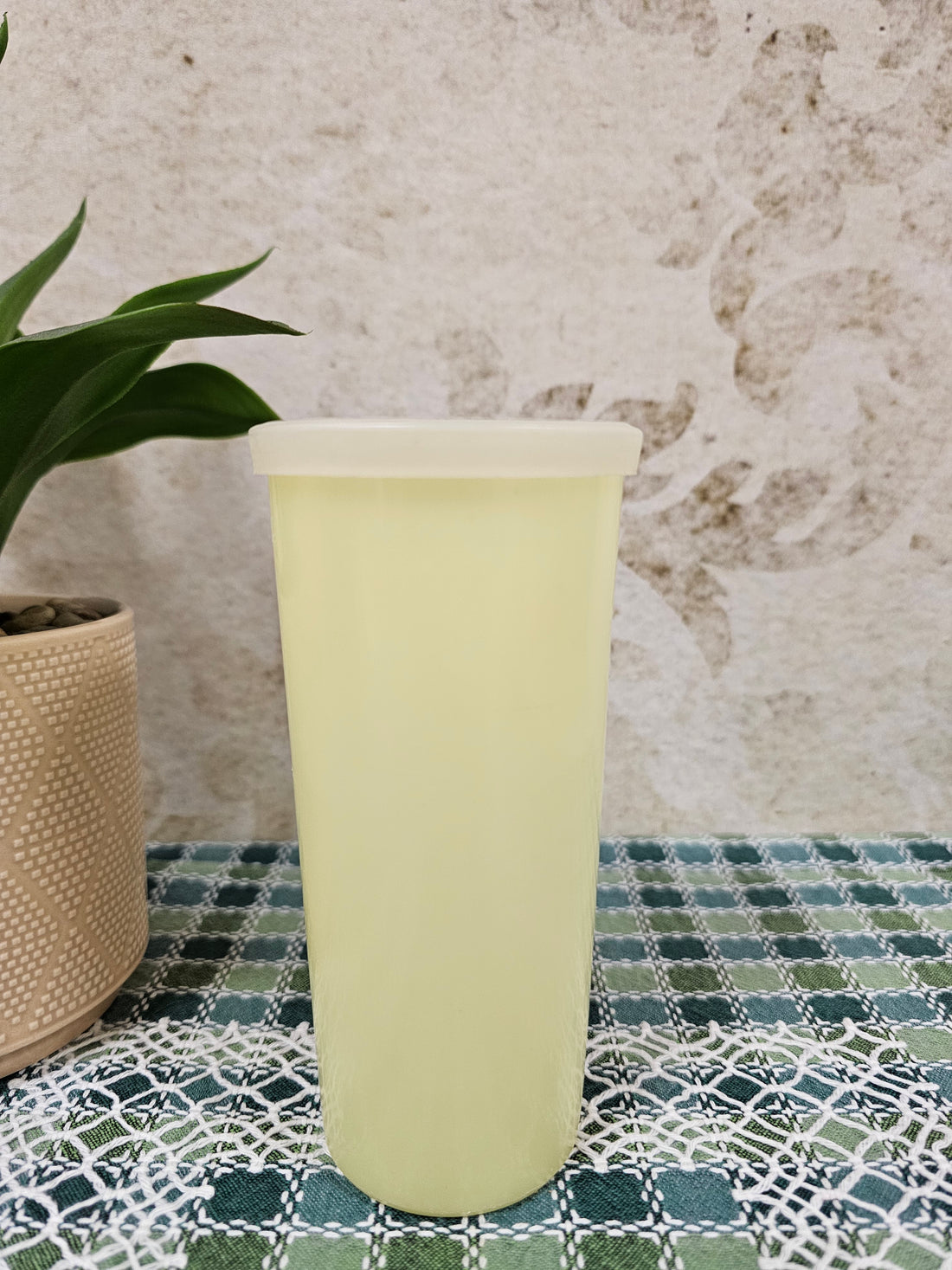 Vintage Tupperware beker zachtgeel met deksel