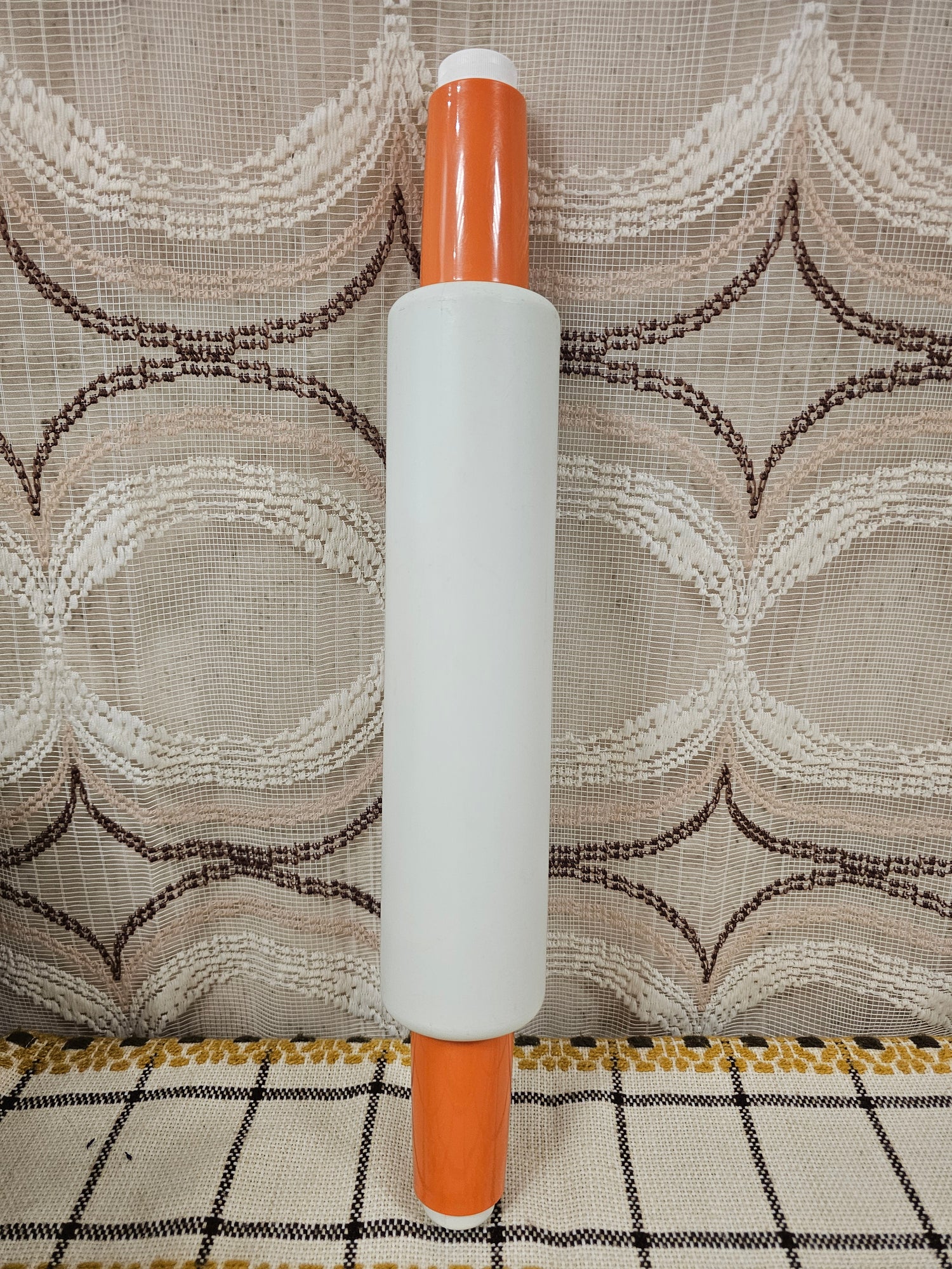 Witte Tupperware deegroller van 46 cm met oranje handvatten – vulbaar met water – vintage bakhulpmiddel