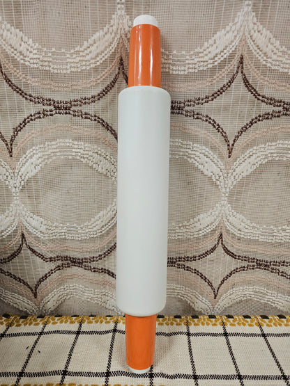 Witte Tupperware deegroller van 46 cm met oranje handvatten – vulbaar met water – vintage bakhulpmiddel