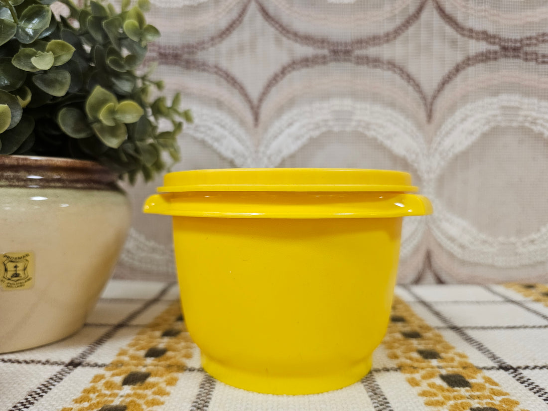 Vintage Tupperware trommel in geel met sterdeksel, diameter 11,5 cm hoogte 9,5 cm.
