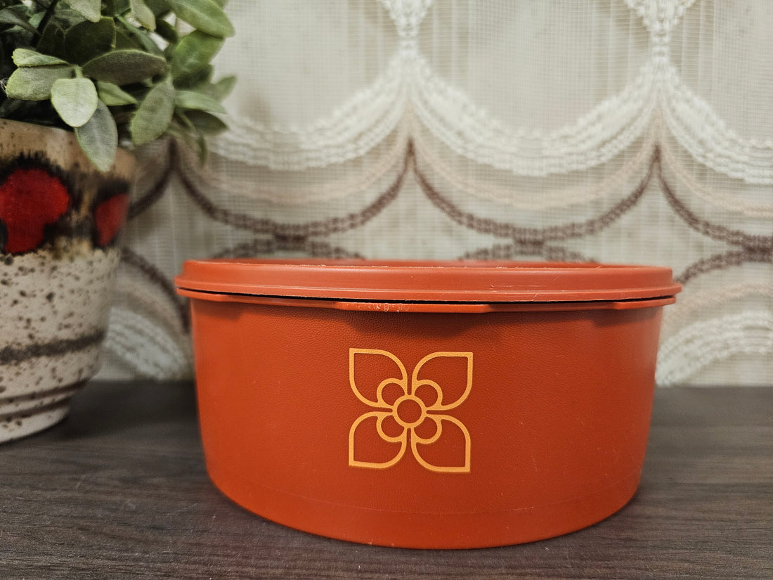 Roestbruine Tupperware koektrommel met sterdeksel, 20 cm breed en 8 cm hoog