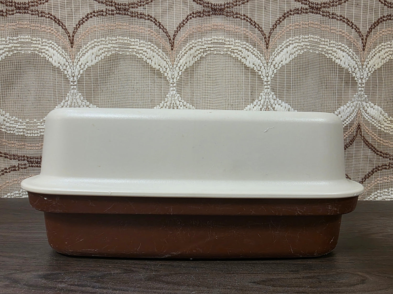 Vintage Tupperware Kornuit broodtrommel van bruin en crèmekleurig kunststof met deksel, afmeting 32 x 27 x 13 cm.