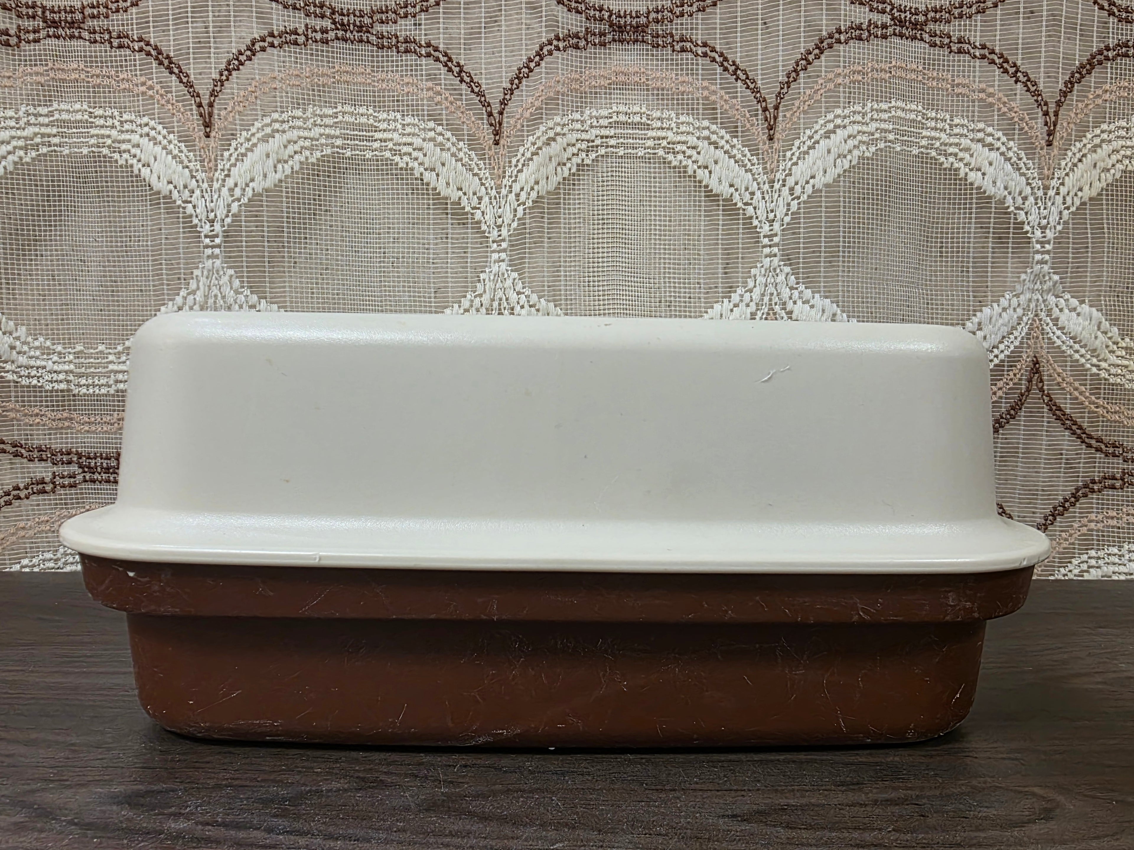 Vintage Tupperware Kornuit broodtrommel van bruin en crèmekleurig kunststof met deksel, afmeting 32 x 27 x 13 cm.