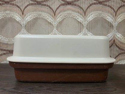 Vintage Tupperware Kornuit broodtrommel van bruin en crèmekleurig kunststof met deksel, afmeting 32 x 27 x 13 cm.