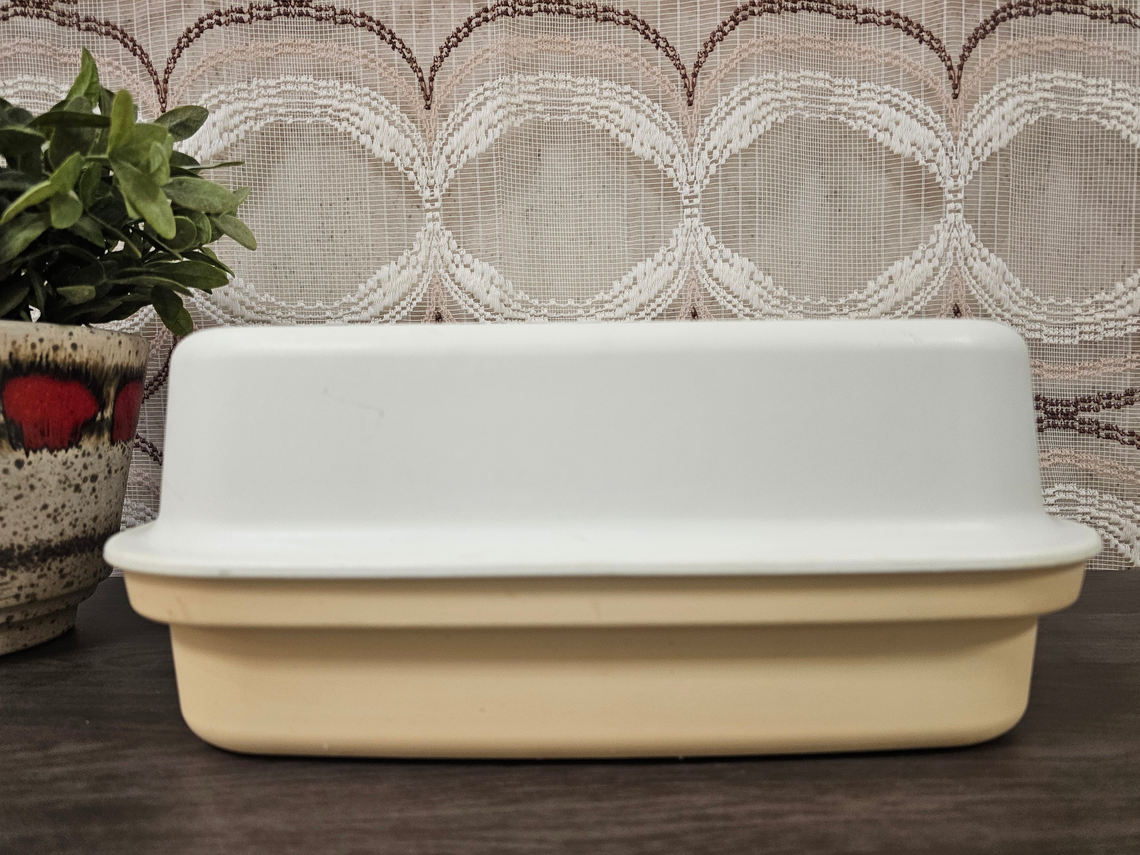 Vintage Tupperware Kornuit broodtrommel in crème met zachtgeel deksel – geschikt voor brood of kaas