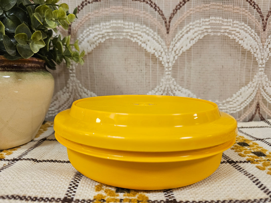 Lichtoranje vintage Tupperware trommel met deksel uit de jaren 70